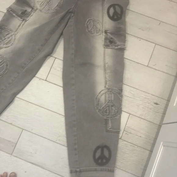 Oli & Hali Gray roomy Jeans with Distinctive Peace Designs - Picture 4 of 8